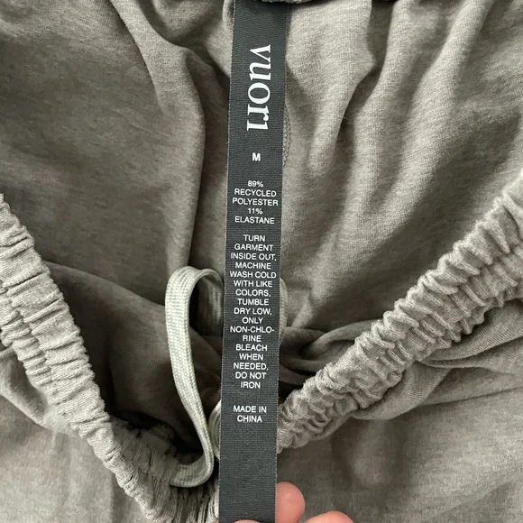 Vuori boyfriend short soft pewter size M LIKE NEW - Picture 3 of 3